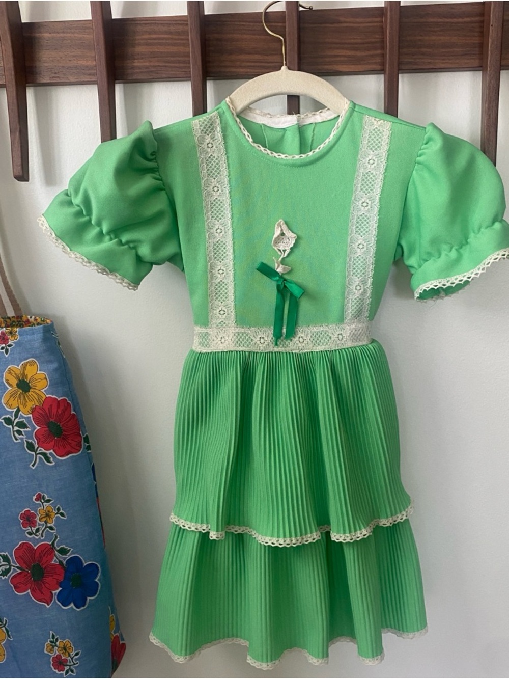 Vintage kids girls green shirt sleeve lace pleated dress
